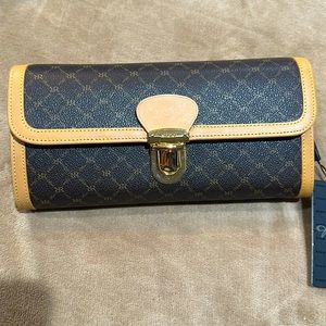 Rioni Signature Chained Clutch STW069